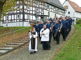 Allerseelen mit Segnung der Gräber auf dem Friedhof in Naumburg (© Karl-Franz Thiede)